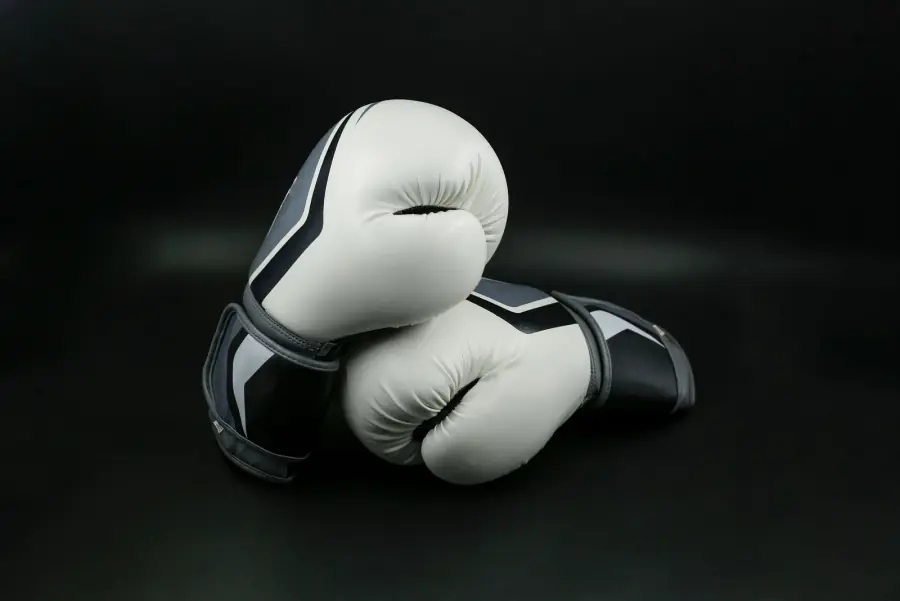 Guantes de boxeo sobre fondo negro