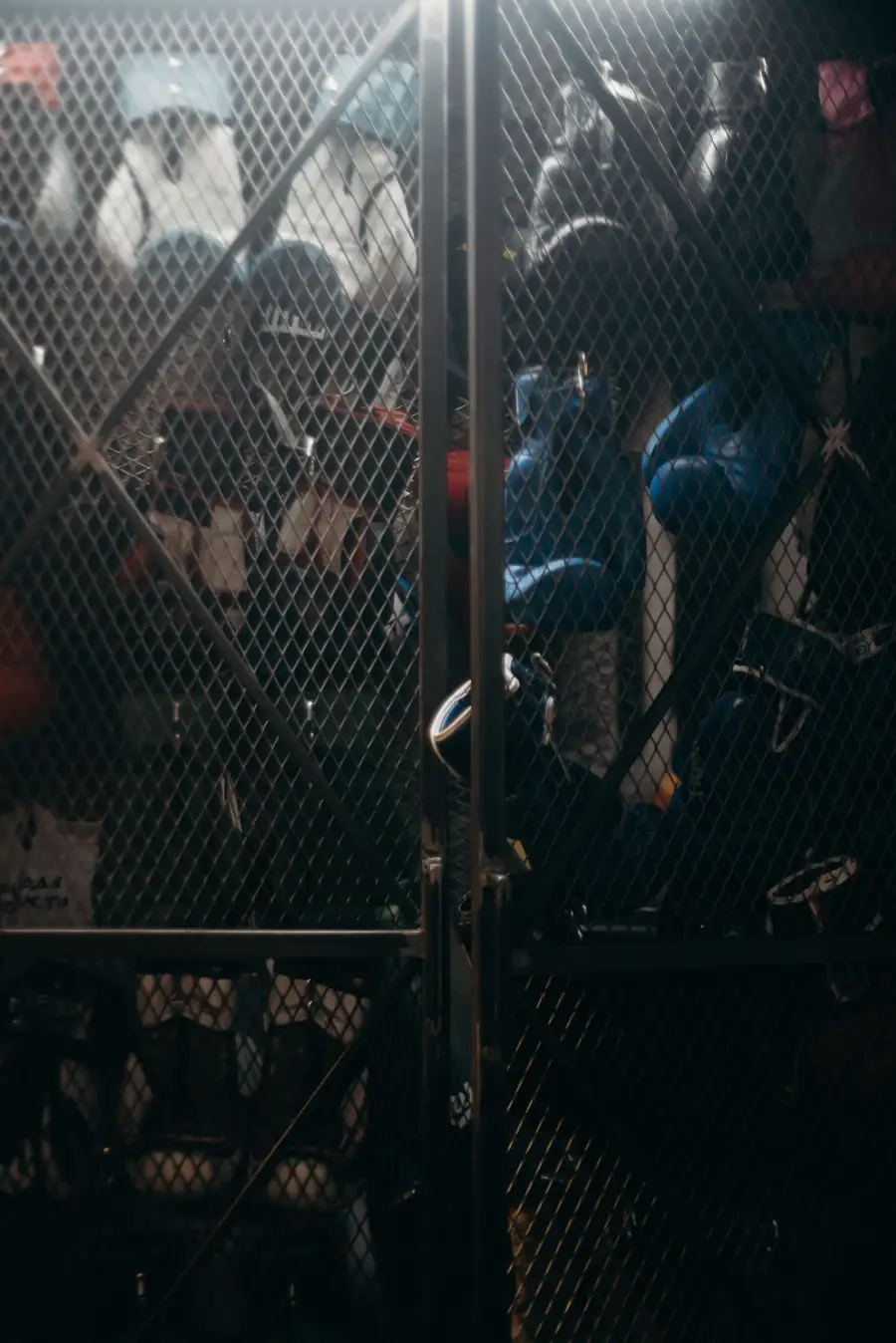Vestuario de boxeo con guantes y equipo de entrenamiento