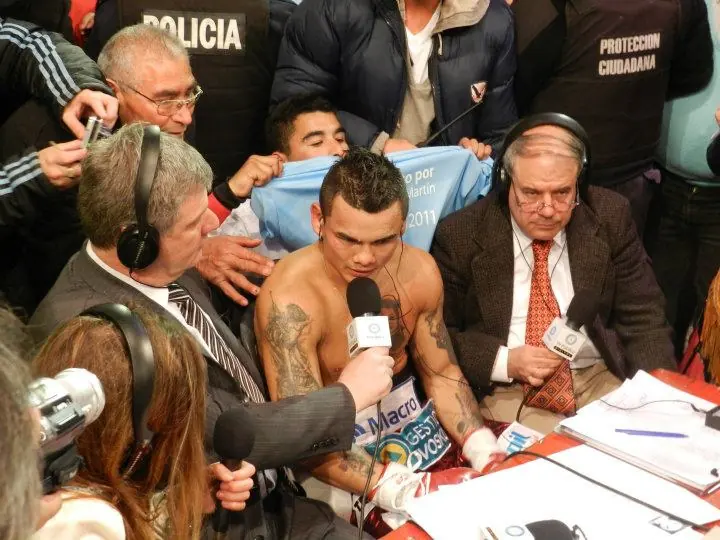 Marcos Maidana atendiendo a la prensa tras una victoria, rodeado de micrófonos