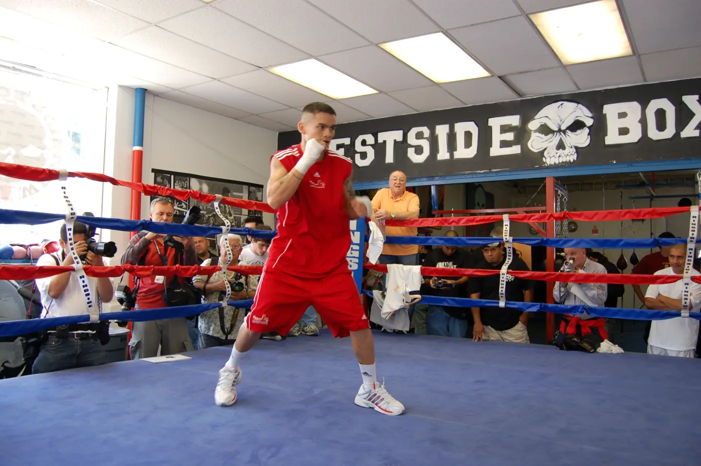 Marcos Maidana entrenando ante la prensa en un gimnasio de Los Ángeles