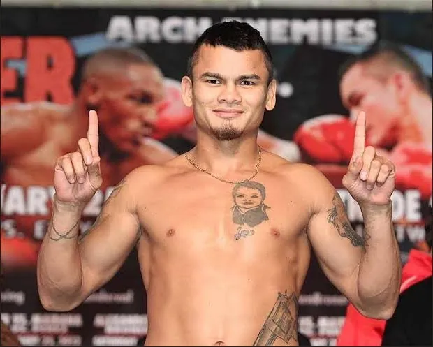 Marcos Maidana en un pesaje oficial, señalando al cielo con ambas manos