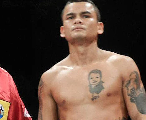 Marcos 'El Chino' Maidana concentrado sobre el ring, momentos antes de una pelea en Buenos Aires