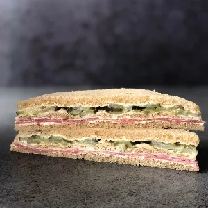Pastrón y pepinillos