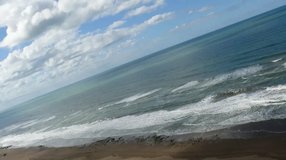Playa y faro de Claromecó